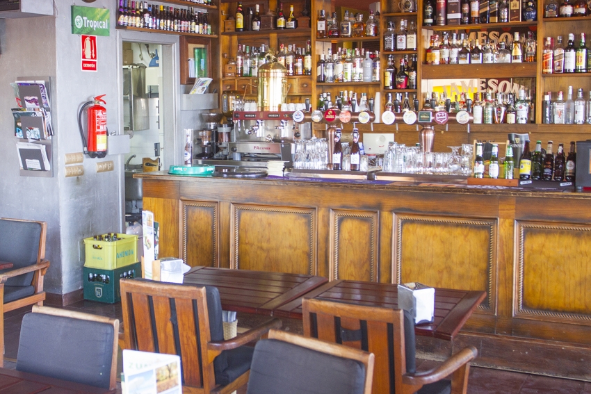 Las Buenas Pulgas: Beachside pub atmosphere in Las Palmas